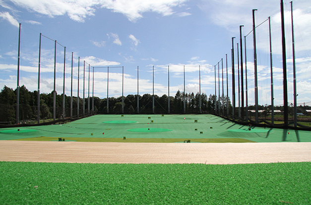 ガーデン藤ヶ谷ゴルフレンジ 220ヤードのフェアウェイと打席前の天然芝