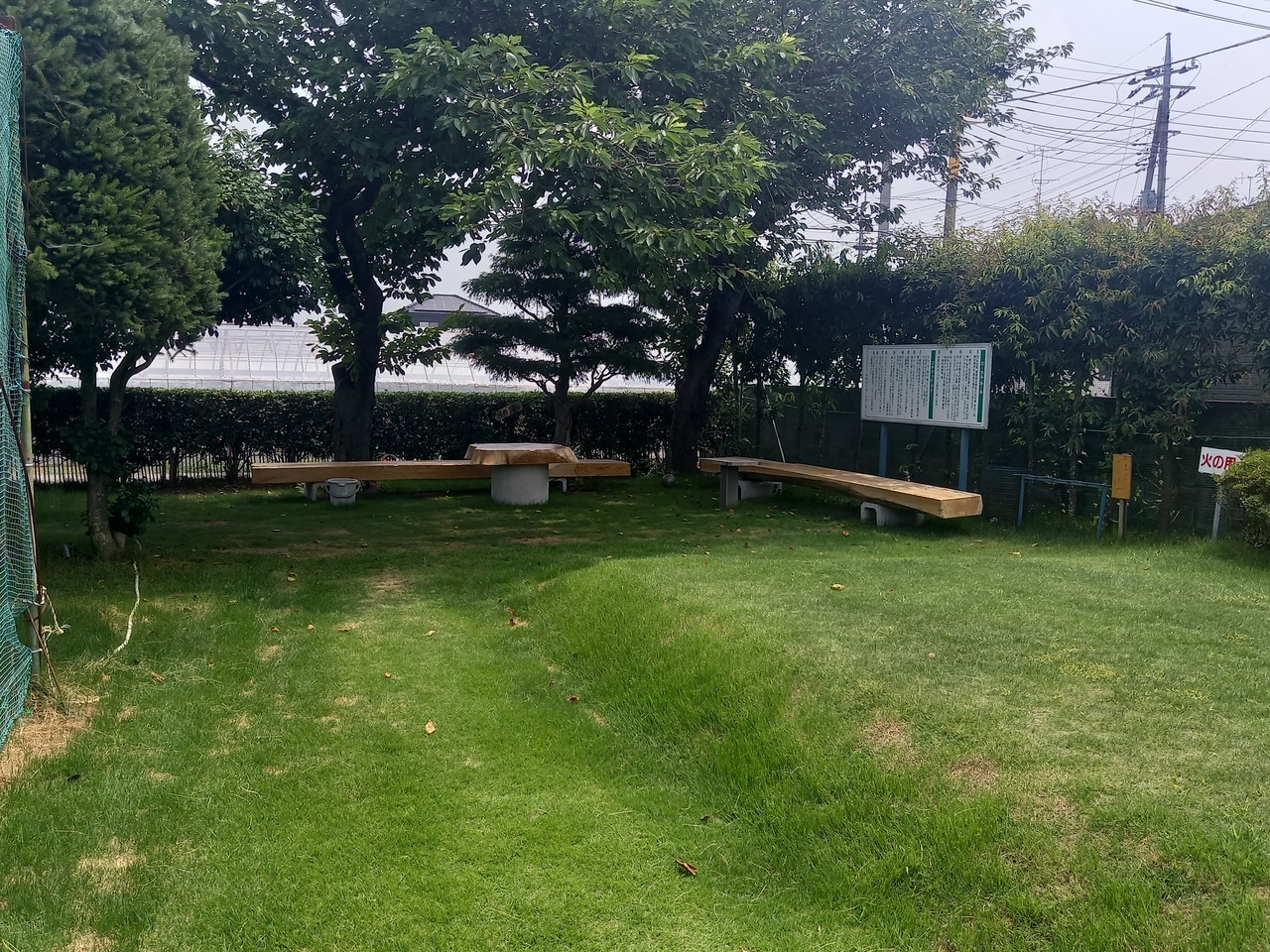 千代川ショートコース コース脇の休憩ベンチと芝