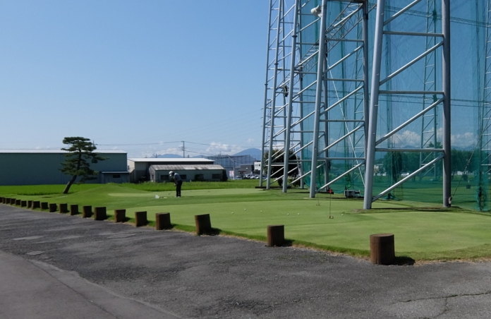 中央ゴルフ練習場 練習グリーンエリアの全景
