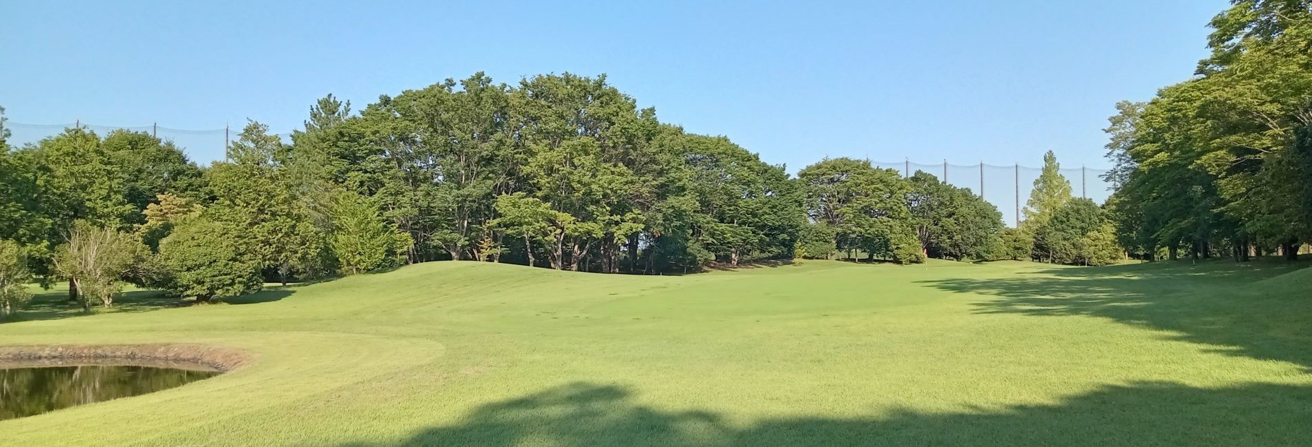 玉村公園ゴルフ倶楽部 池のあるホールのフェアウェイ