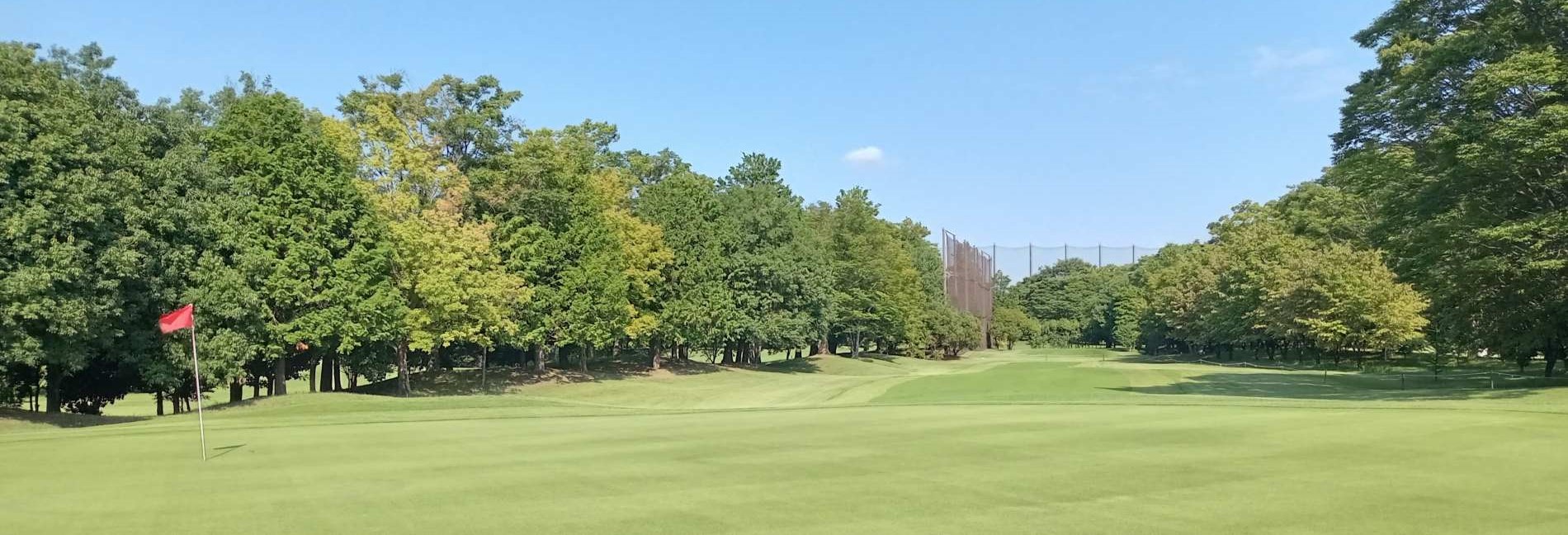 玉村公園ゴルフ倶楽部 樹木に囲まれたホールとグリーン
