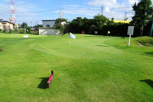 東海ゴルフ練習場 ランニングアプローチ練習場A(天然芝のティーイングエリアとグリーン)