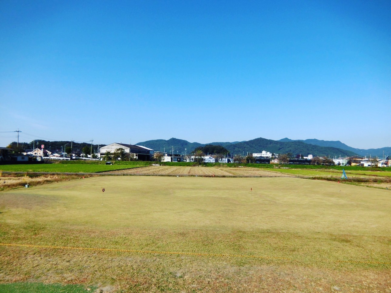 あづまゴルフ練習場 天然芝のアプローチエリア全景