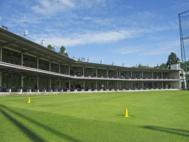 グリーンサイドクラブ 2階建て打席と天然芝フェアウェイ