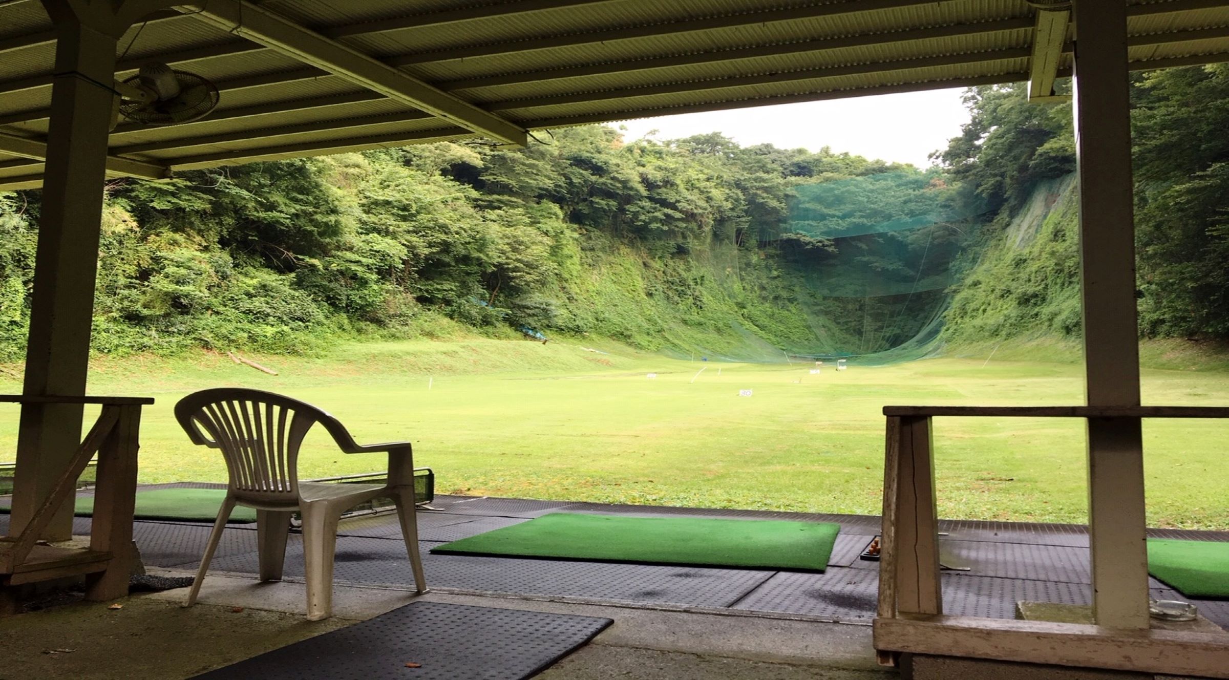 松田ゴルフ練習場 打席から見た山の中腹の天然芝フィールド