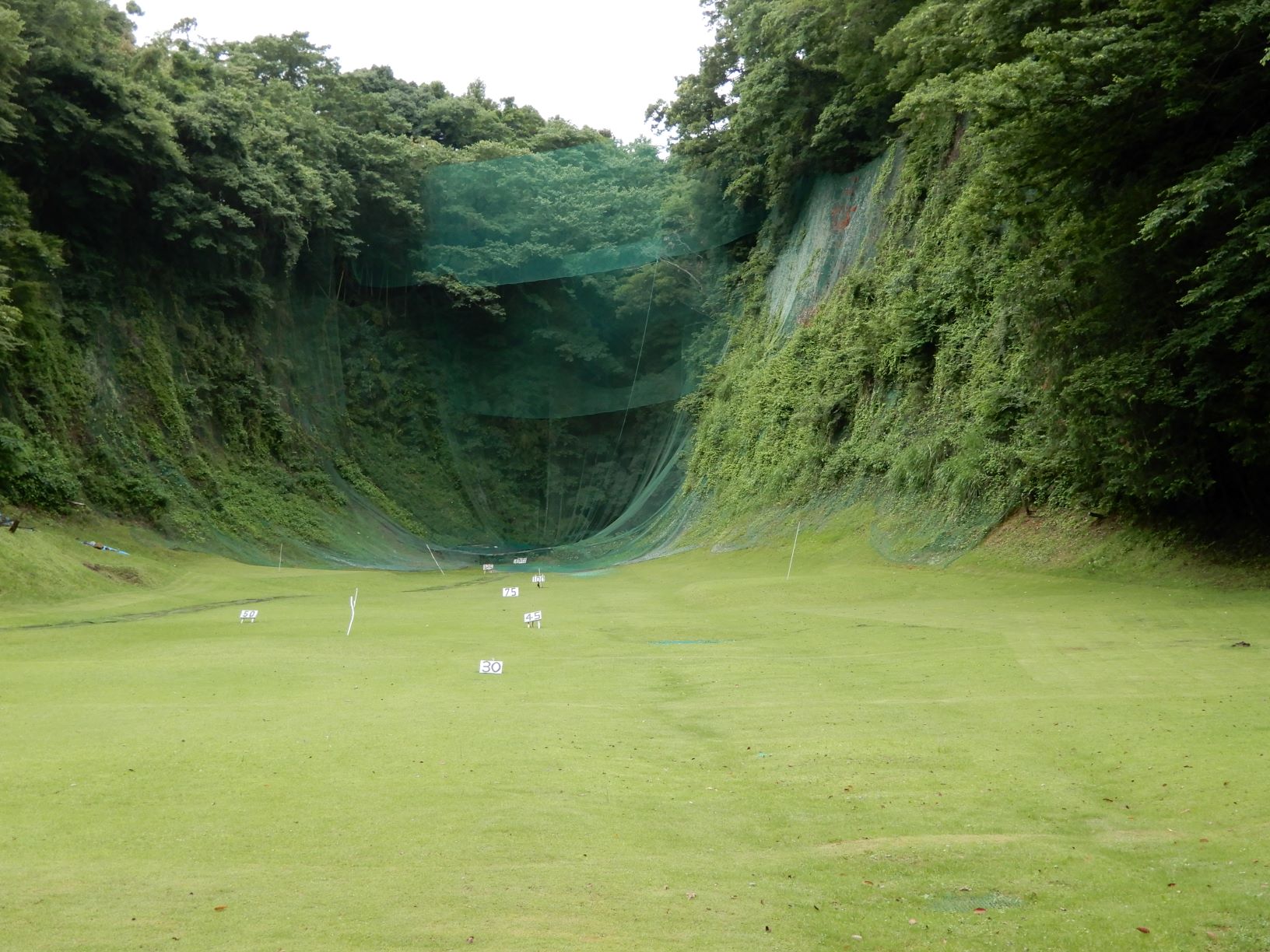 松田ゴルフ練習場 フィールド全長の眺め