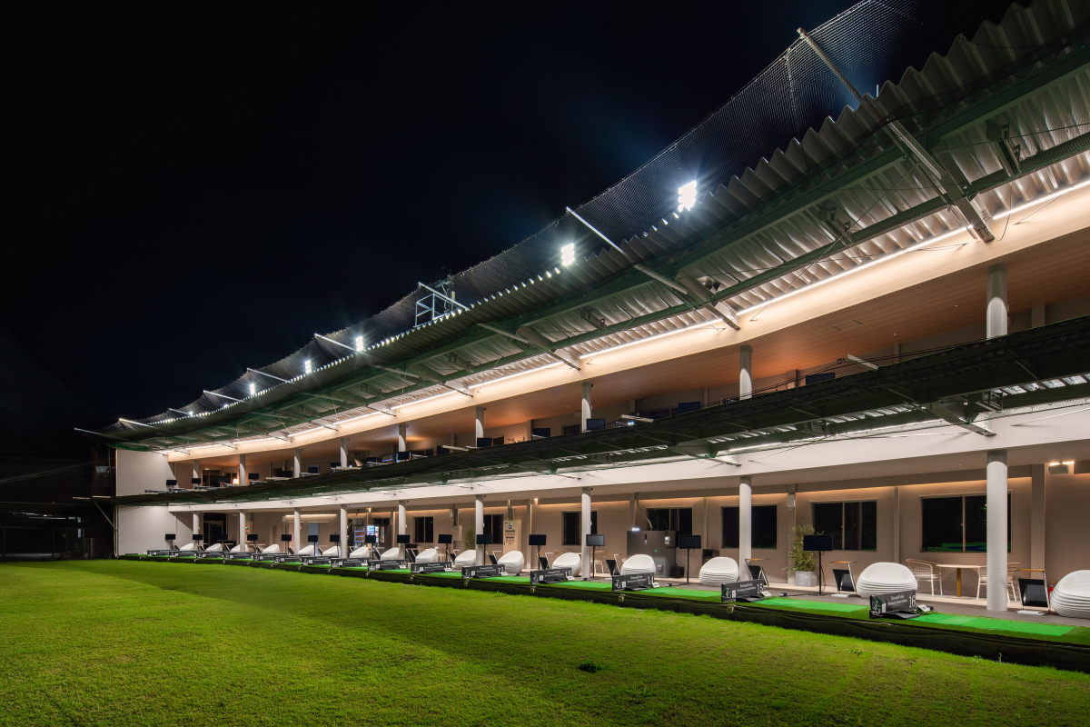 ZAMA GOLF(座間ゴルフ練習場) 夜間照明の2階建て打席棟と天然芝のレンジ