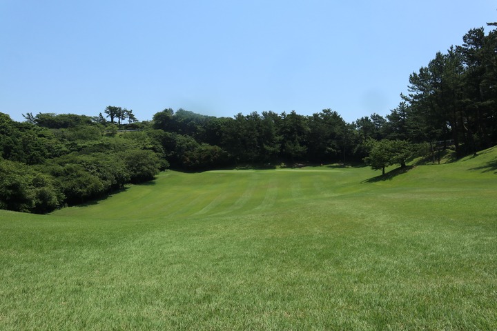 葉山パブリックゴルフコース・練習場 1番ホールのフェアウェイ