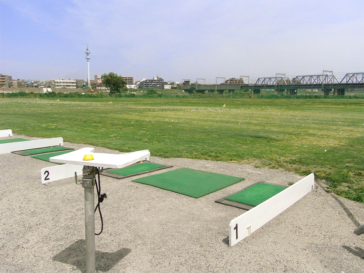 丸子橋ゴルフ練習場 多摩川河川敷のレンジと打席
