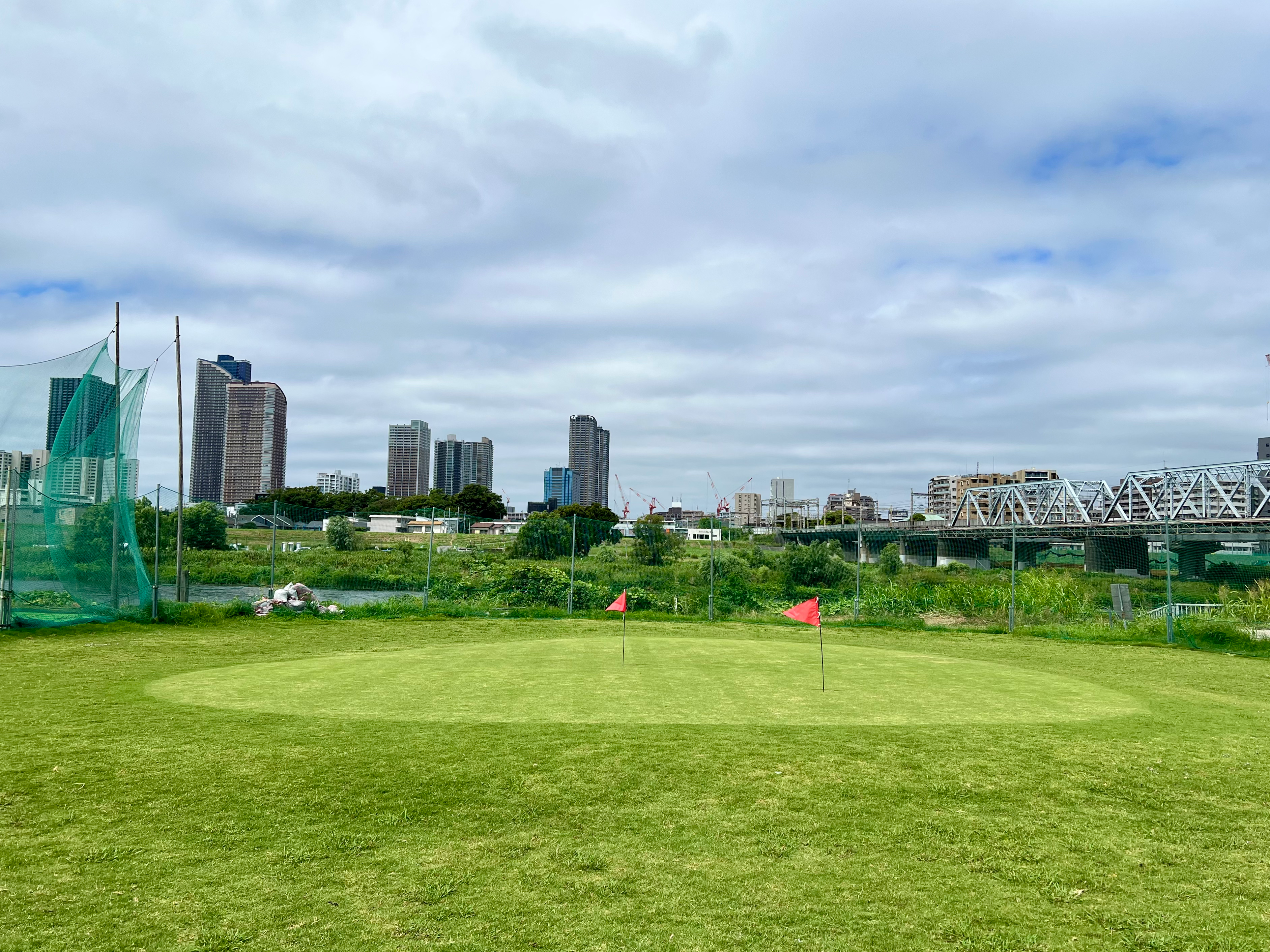 東京多摩川ゴルフ練習場 天然芝のアプローチレンジとグリーン