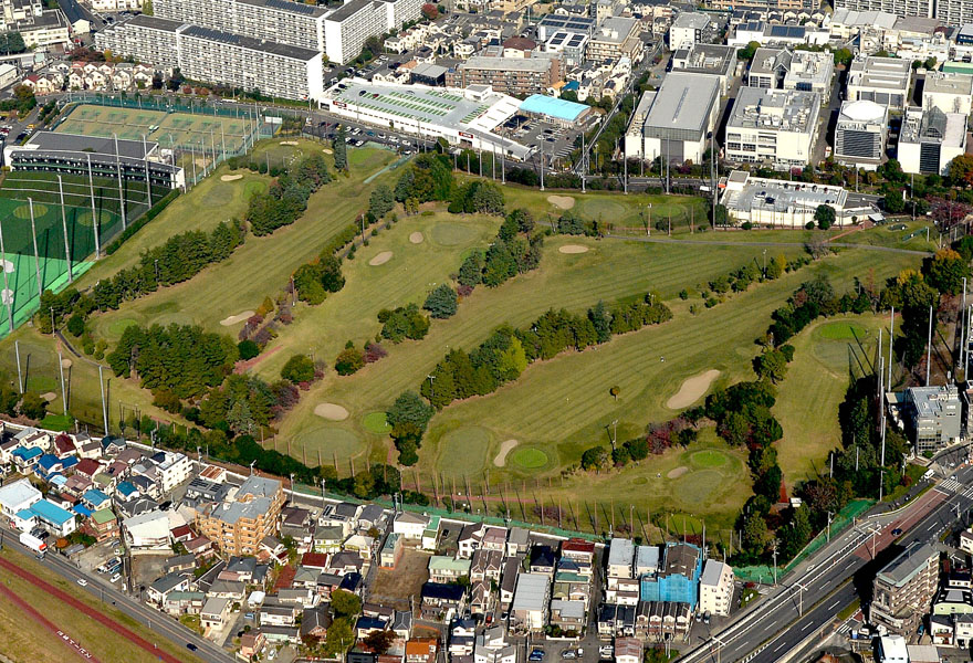東宝調布スポーツパーク ゴルフ練習場 ゴルフコースの空撮