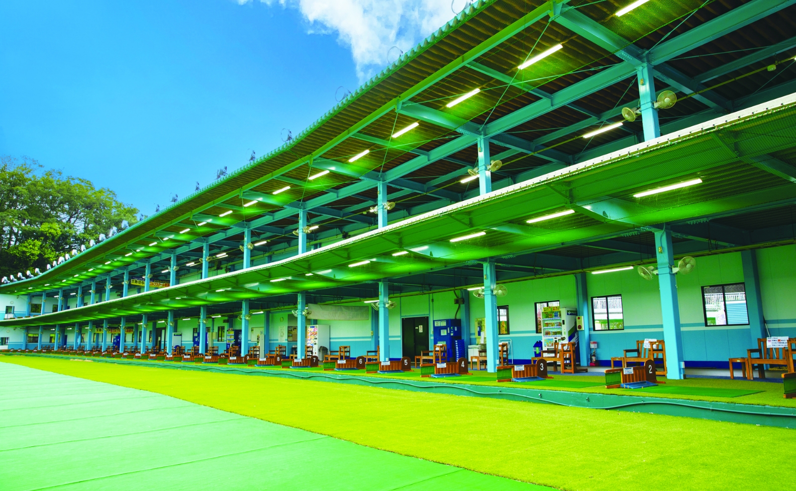 東京ロイヤルゴルフガーデン 2階建ての打席棟