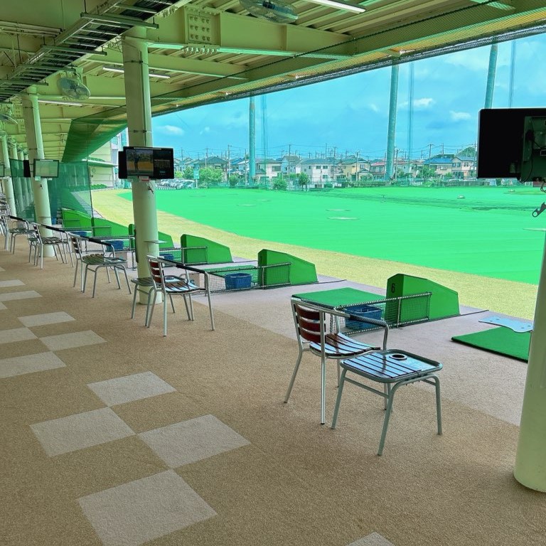 岩槻ファミリーゴルフ トップトレーサーのモニター付き打席とレンジ