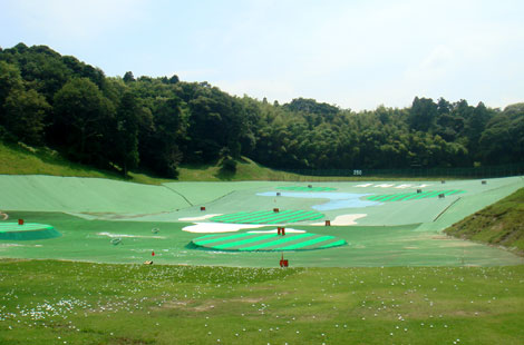 アネックスゴルフ 打席手前の天然芝とレンジ全景