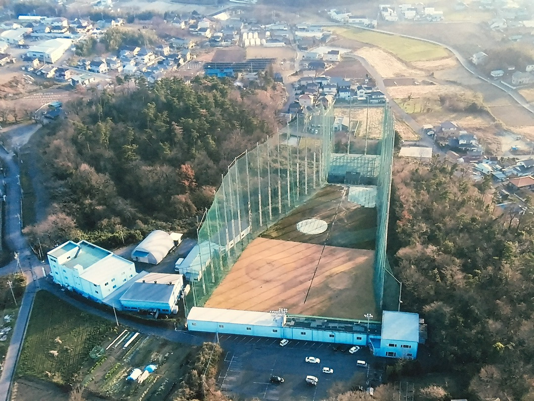 グリーンバレーゴルフクラブ 施設全景の空撮（打ち下ろしのレンジ）