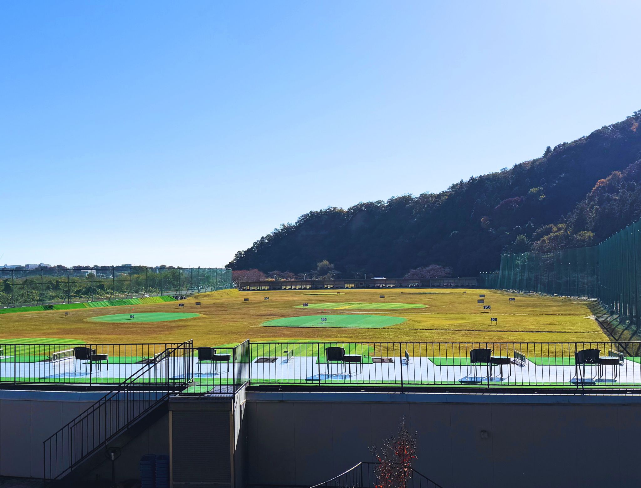 青梅リバーサイドパーク 打席棟とレンジ全景