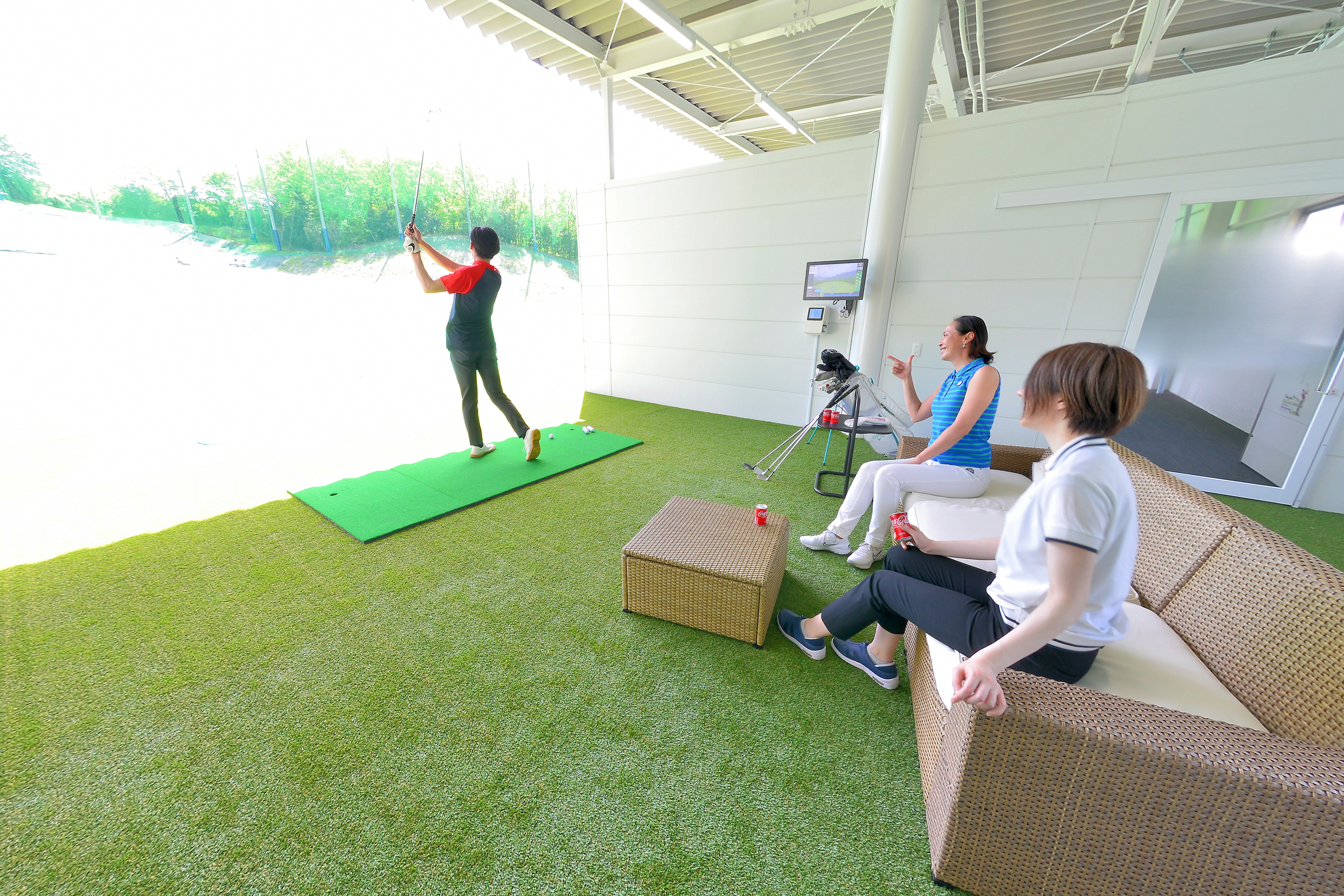 Golf Range K2 屋根付き打席とトップトレーサーのモニター、レンジ