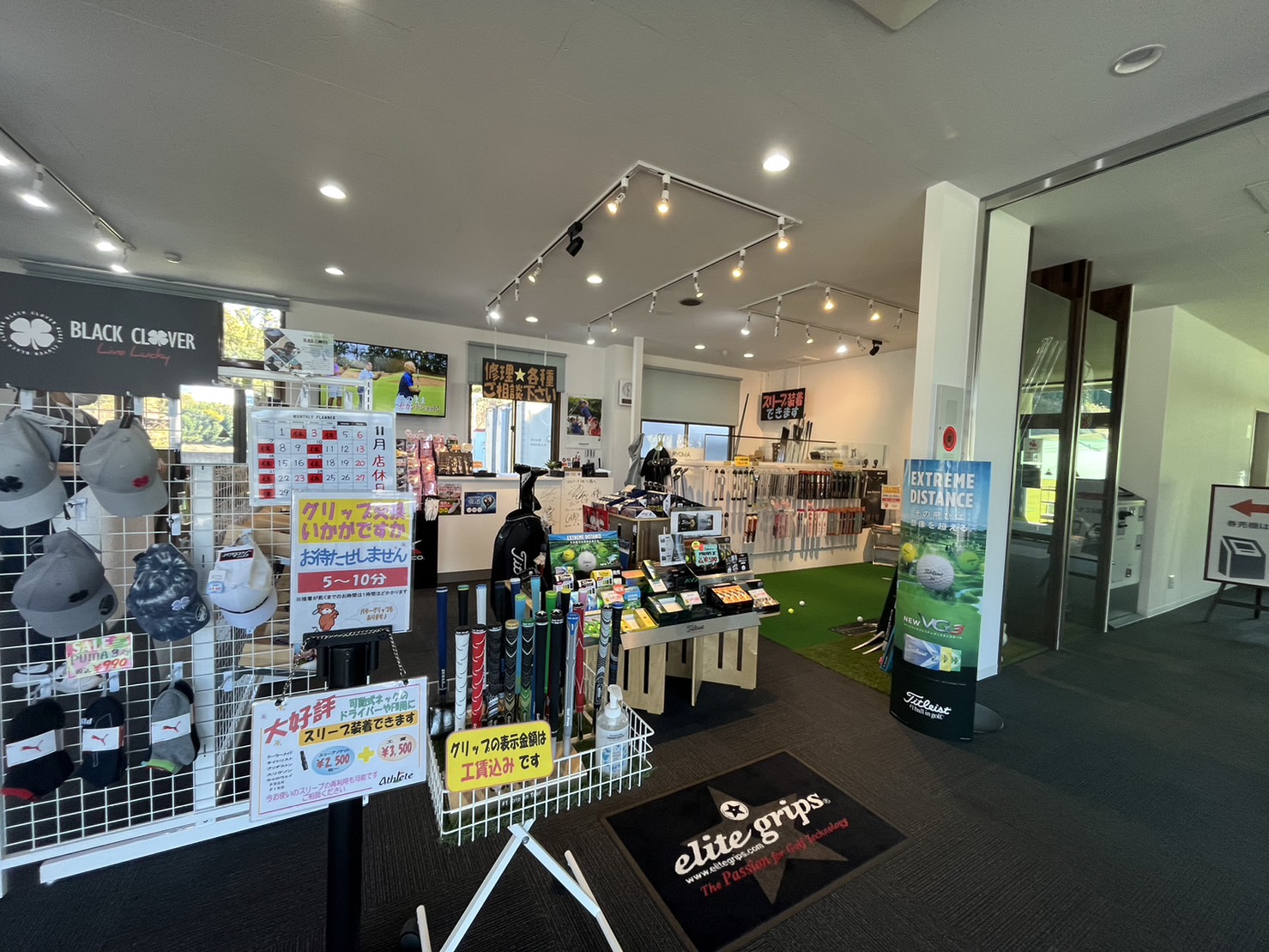 Golf Range K2 トップトレーサーのモニターが並ぶ打席