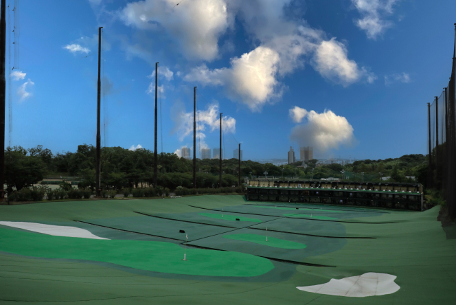 YOKOHAMA SPORTS COMPLEX（旧横浜スポーツマンクラブ） 打席棟とフェアウェイ全景