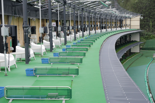 YOKOHAMA SPORTS COMPLEX（旧横浜スポーツマンクラブ） トップトレーサーモニター付きの打席列