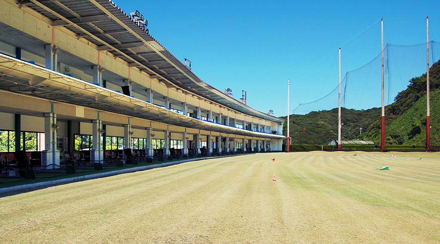 デイリーゴルフスマウラ 2階建て打席とレンジの全景