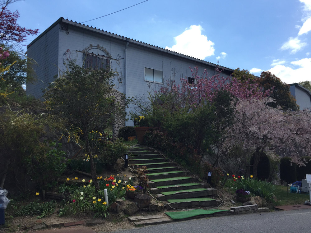 二軒茶屋ゴルフ倶楽部 クラブハウスの外観と植栽