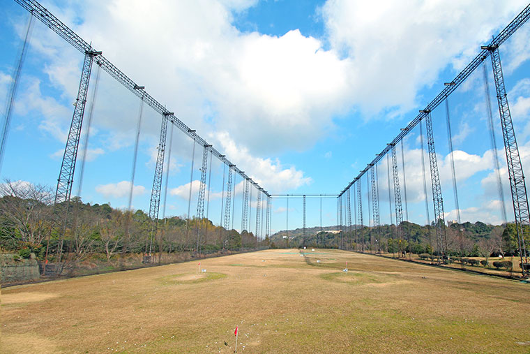 ライズゴルフセンター 天井ネットのない天然芝フェアウェイの全景