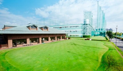 江坂ゴルフセンター ベント芝のパッティンググリーンとクラブハウス
