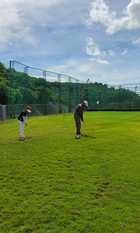 ON GOLF 天然芝のホールでアプローチ練習
