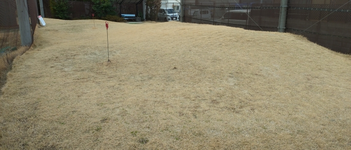 長吉ゴルフクラブ 芝面(冬枯れ)のアプローチ練習場とピン