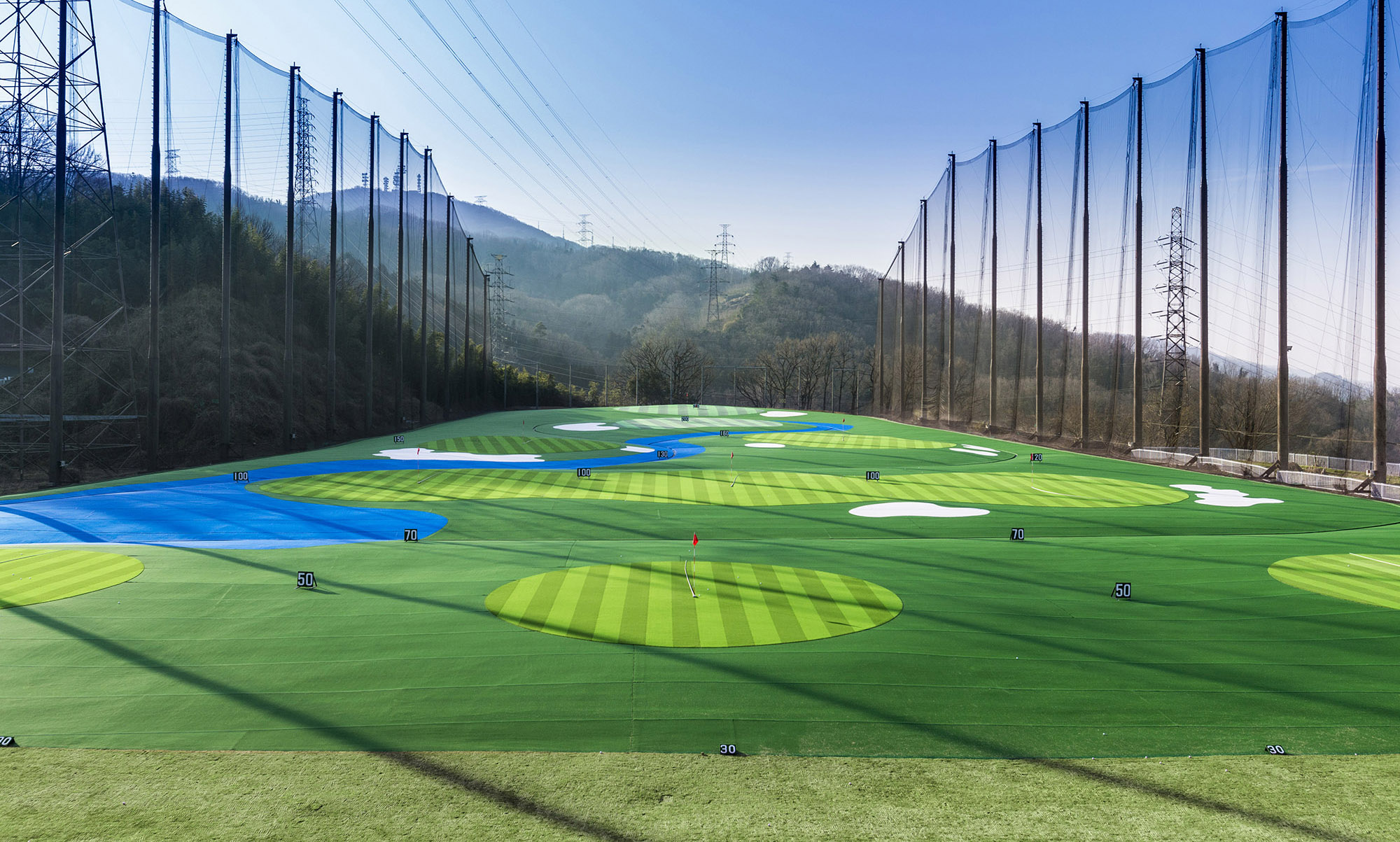 PXG大阪ドライビングレンジ 人工芝フィールドとターゲットグリーン