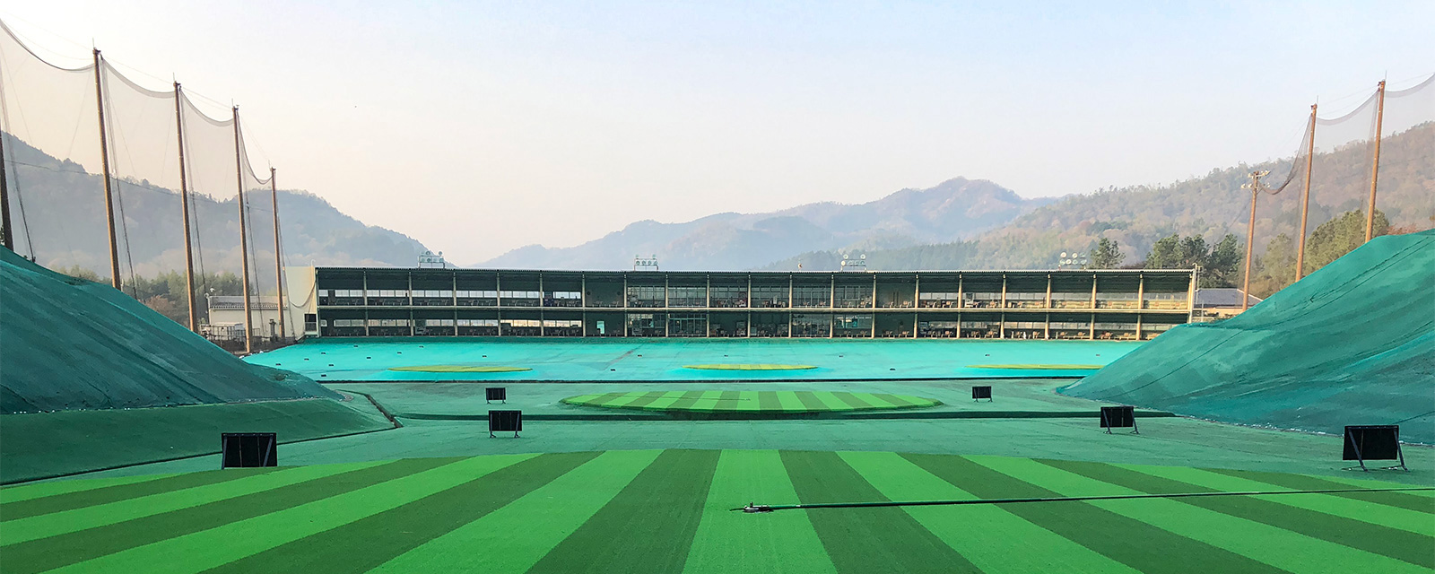 福崎東洋ゴルフ練習場(旧称 才加ゴルフ練習場) 打席棟から見たレンジ全景