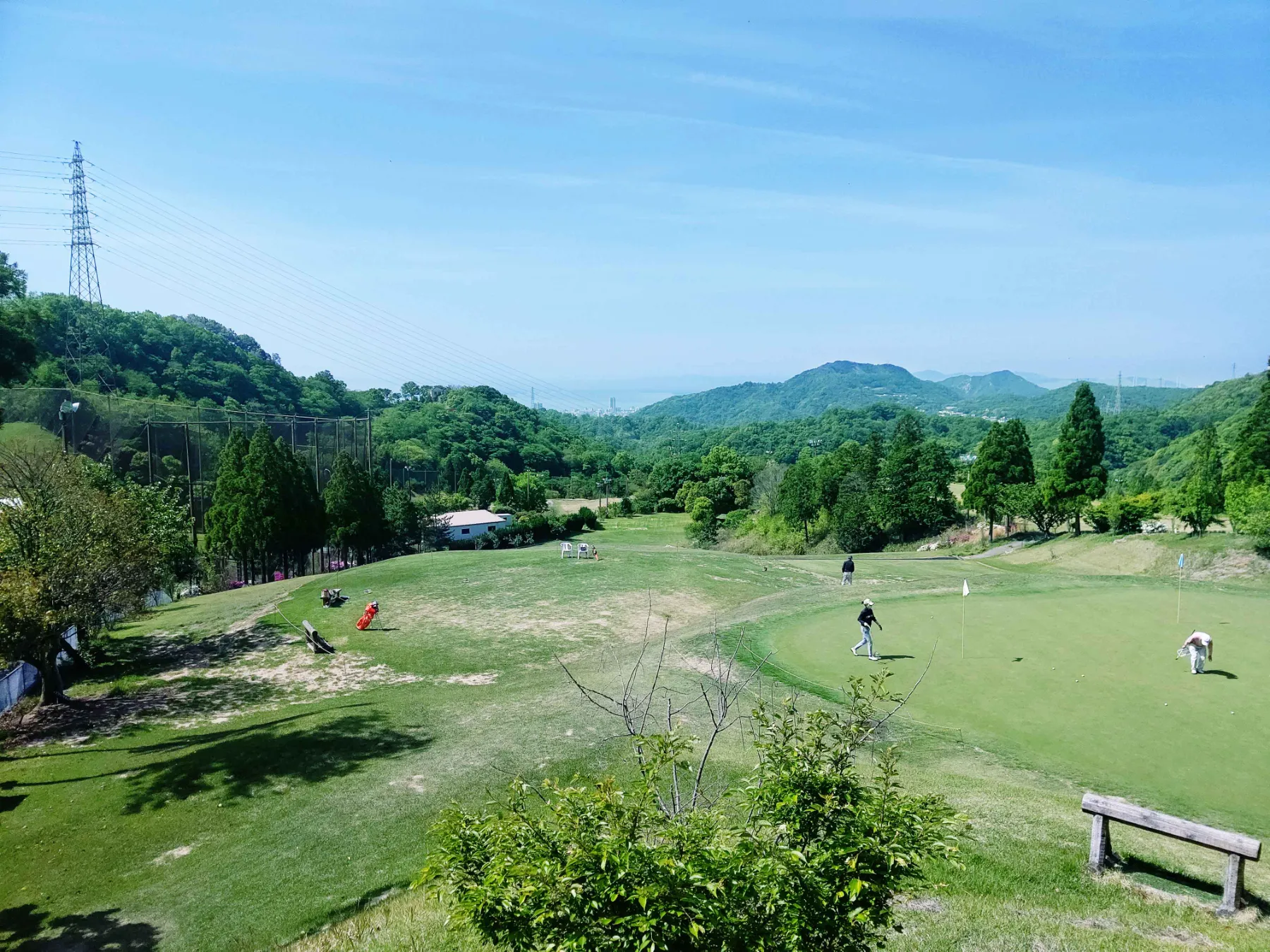 菊水ゴルフクラブ 山を望む天然芝のアプローチフィールドとグリーン