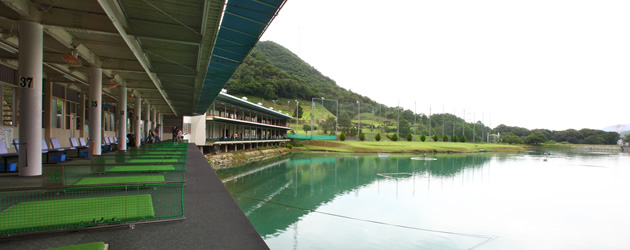 高松ゴルフプラザ 池に向かって打つ2階建て打席とレンジ