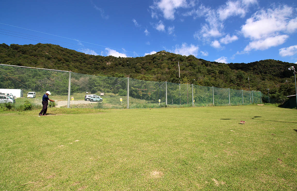 龍野水上ゴルフセンター 山に囲まれた天然芝のアプローチ練習場