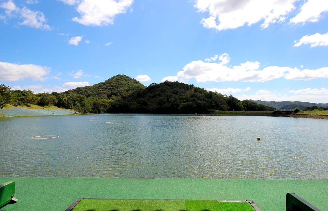 龍野水上ゴルフセンター 打席から見た池の水上レンジ