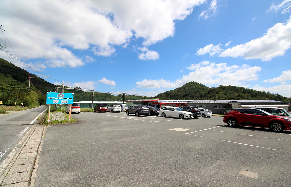 龍野水上ゴルフセンター 駐車場と施設看板