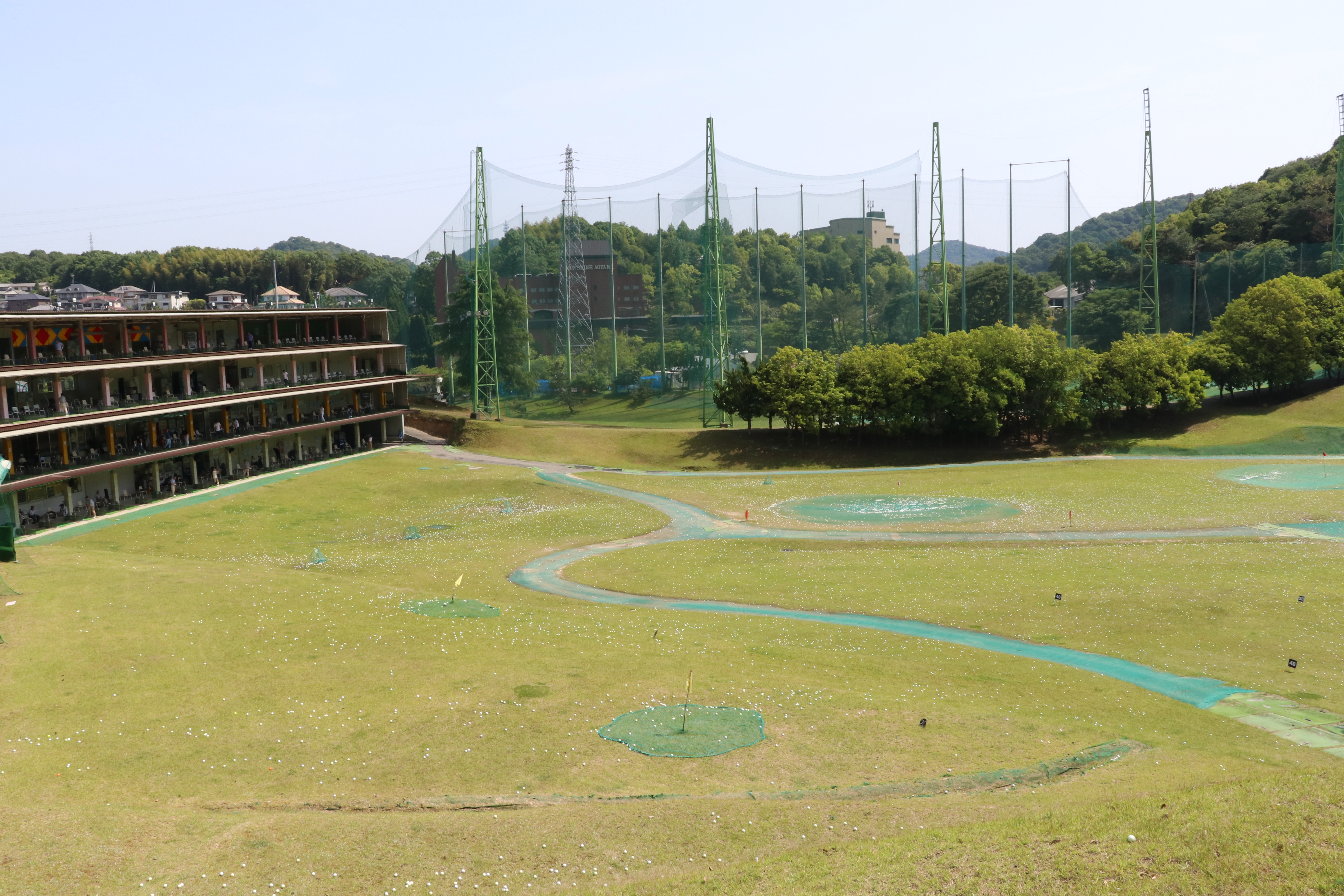 青山ゴルフ練習場 多層打席棟と起伏のあるレンジ