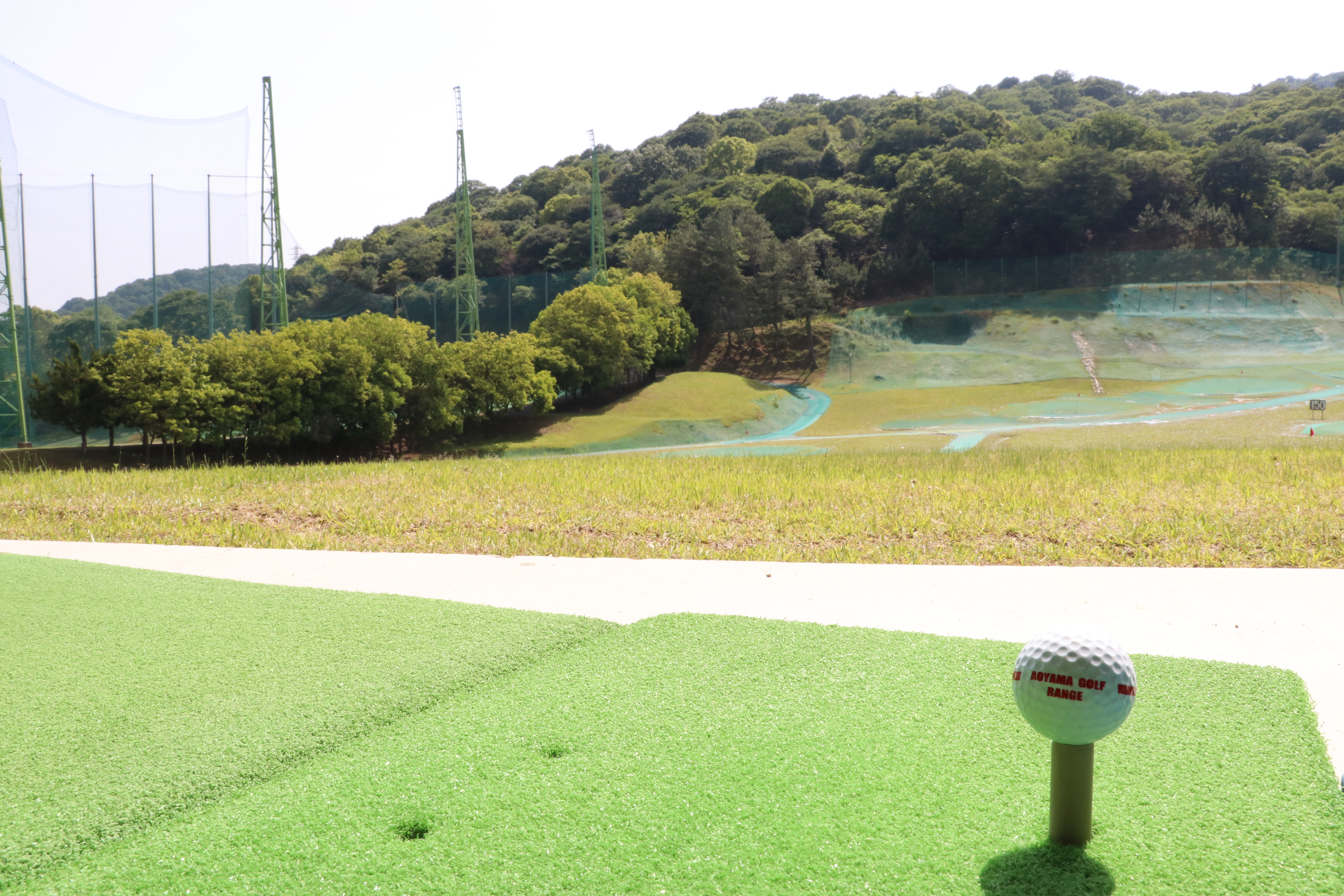青山ゴルフ練習場 打席マットから見たレンジと山並み