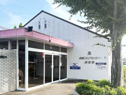 高塚ゴルフセンター クラブハウスのエントランス外観