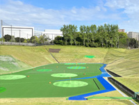 高塚ゴルフセンター 池やグリーンのあるフェアウェイ全景