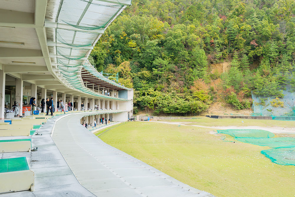 しょうざんゴルフクラブ カーブした多層打席棟と天然芝のレンジ