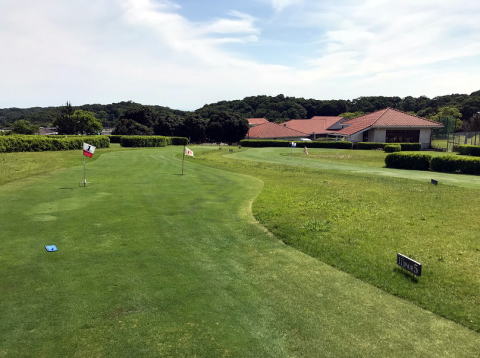しあわせの村 すずらんゴルフ場 天然芝のクローバーコース(パターコース)とクラブハウス