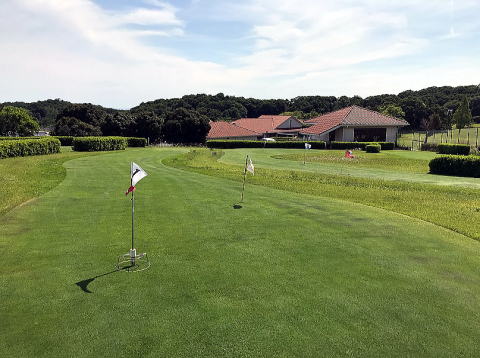 しあわせの村 すずらんゴルフ場 天然芝のパターコースとクラブハウス