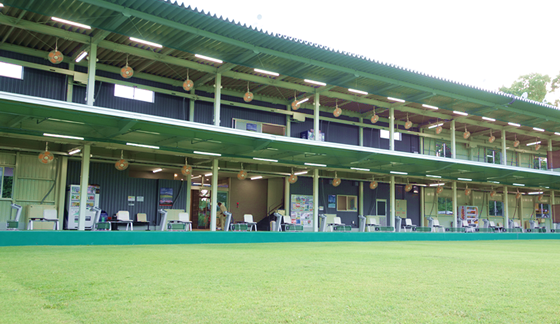 浜北ゴルフガーデン 2階建て打席棟とフィールド