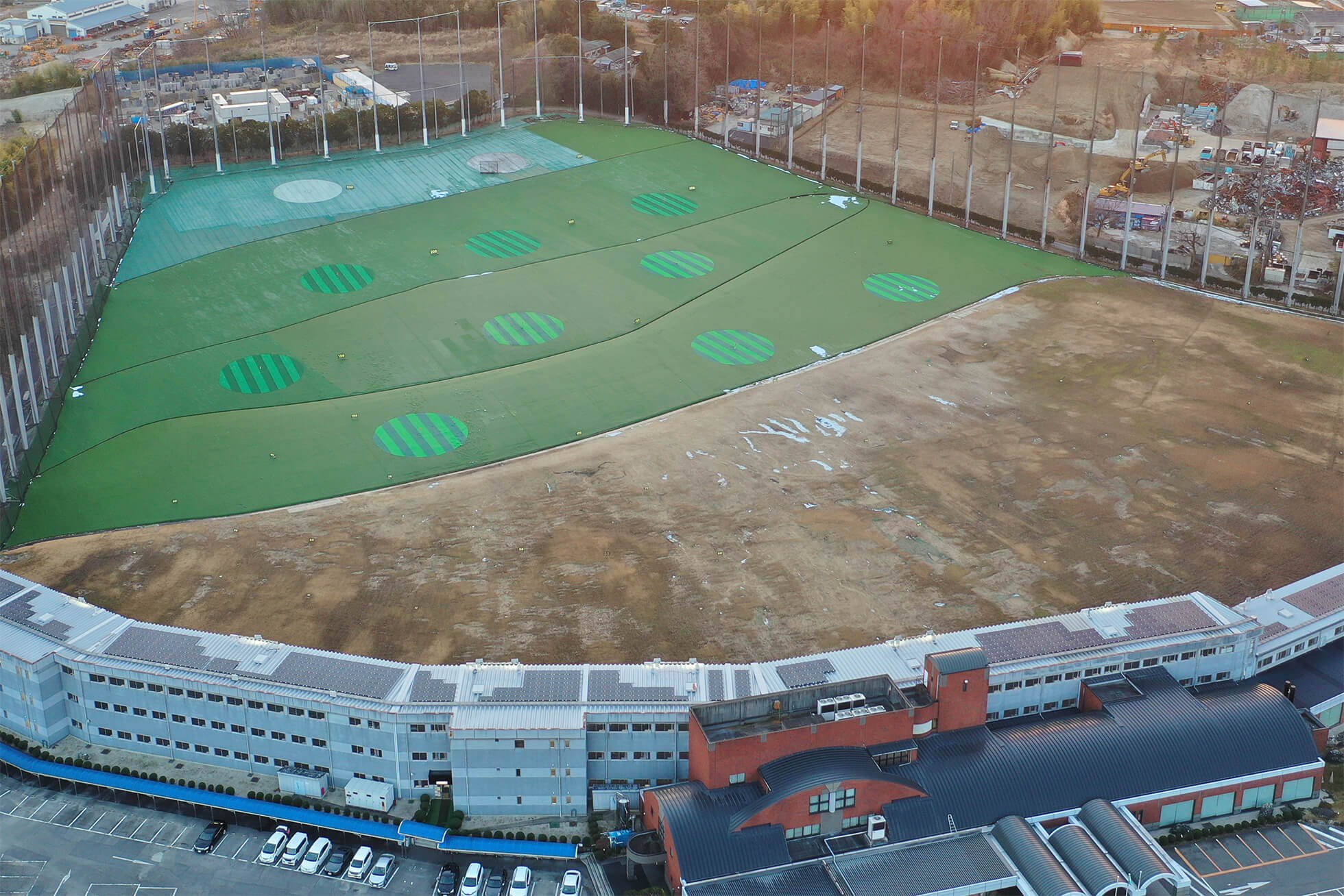 ゴルフ倶楽部大樹 瀬戸 多層打席棟とレンジの空撮