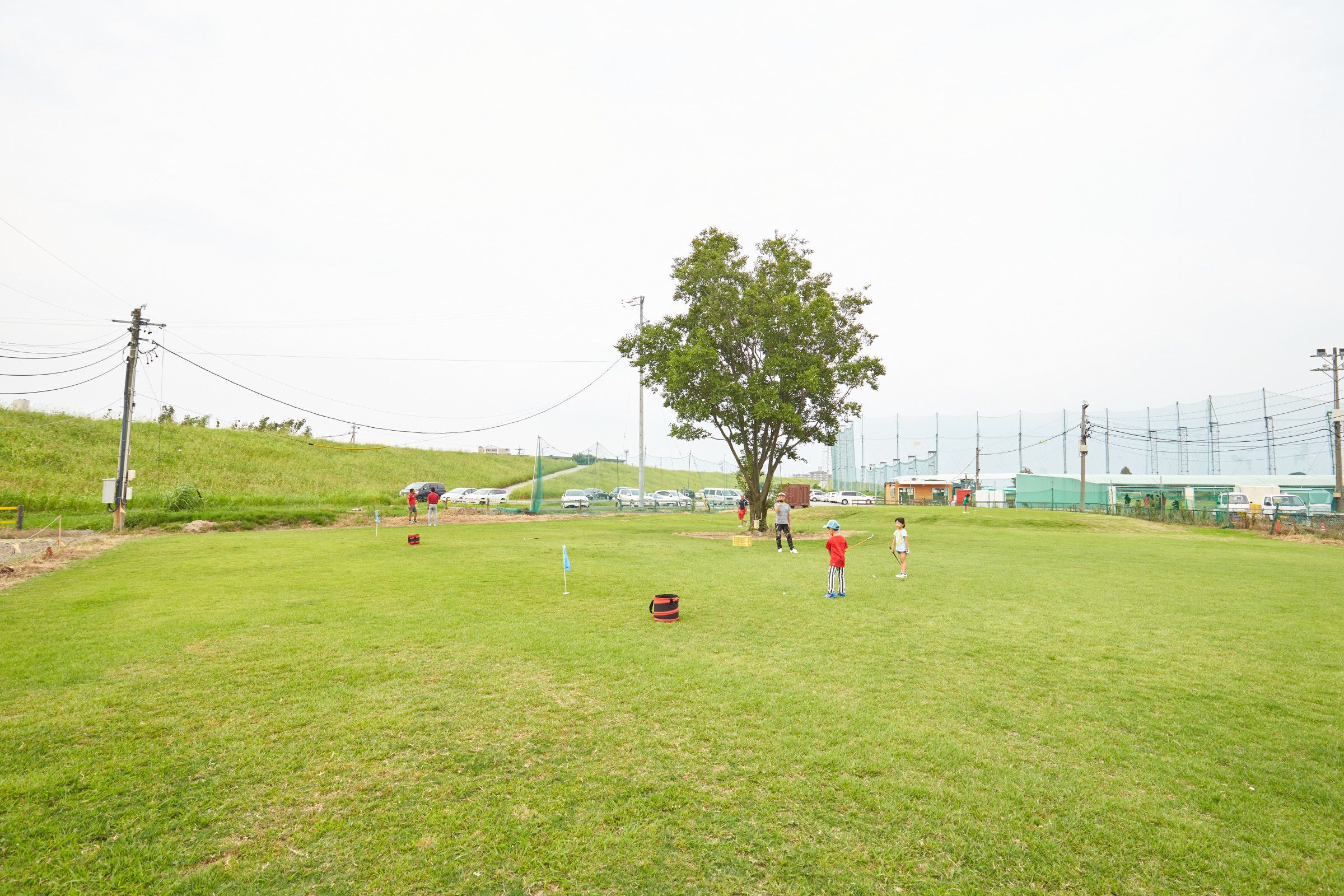 新川ゴルフ 河川敷の天然芝アプローチ場