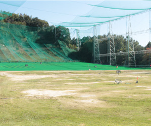 岡崎グリーンゴルフガーデン 山の斜面に向かうレンジとネット