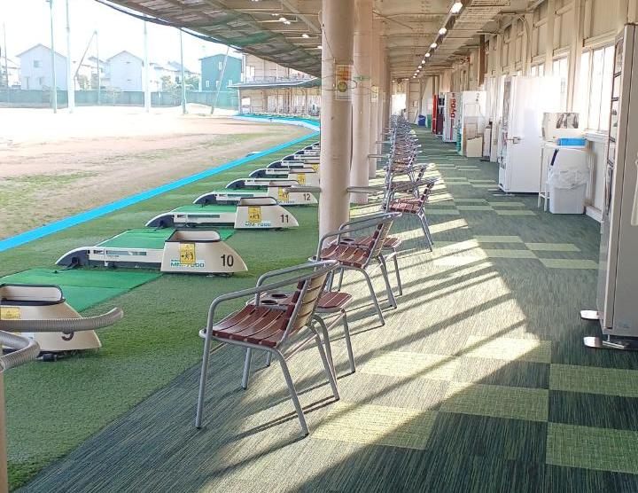 ニッケゴルフ倶楽部 岐阜センター セミオートセッターの1階打席列