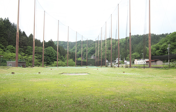 ゴルフ エンジョイ スタジアム ピピン 山に囲まれた160ヤードのフィールドとネット